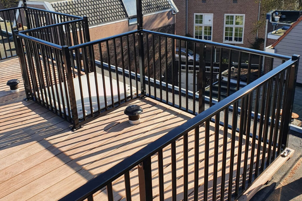 Balustrade op balkon plaatsen