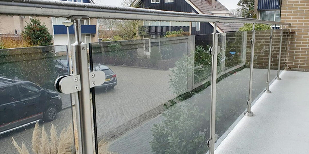 glas op balkon en dakterras