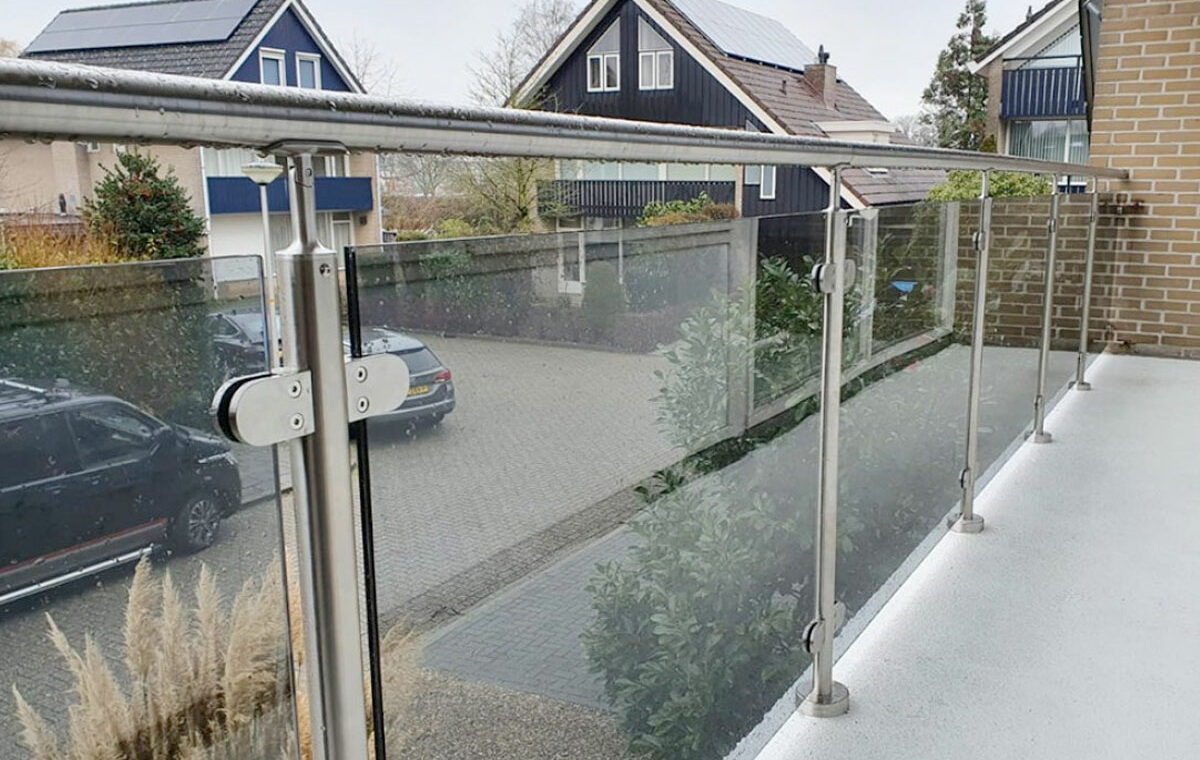 glas op balkon en dakterras