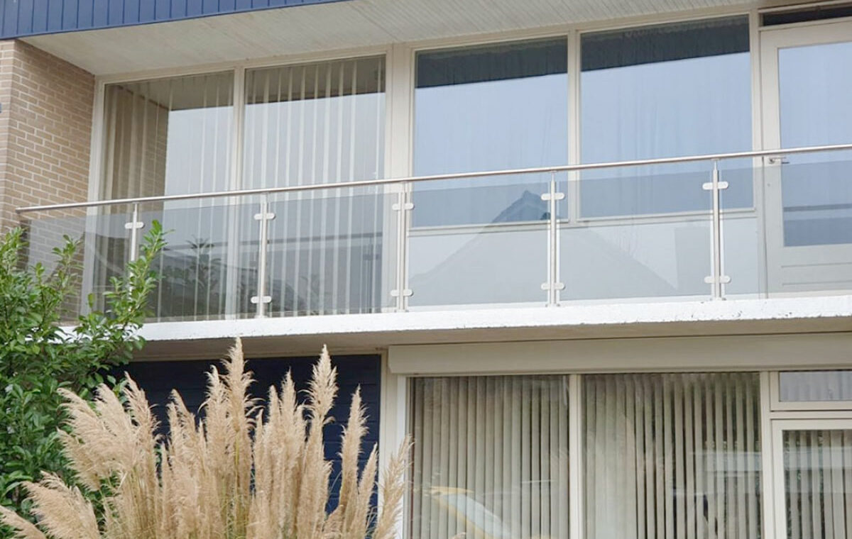 hekwerk met glas voor balkon
