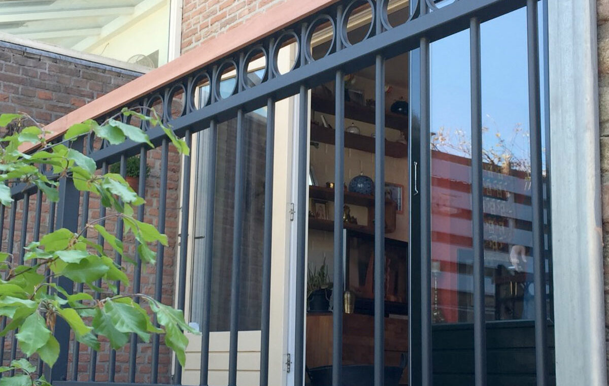 metalen balustrades met houten handregel