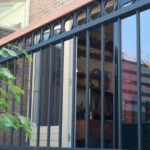 metalen balustrades met houten handregel