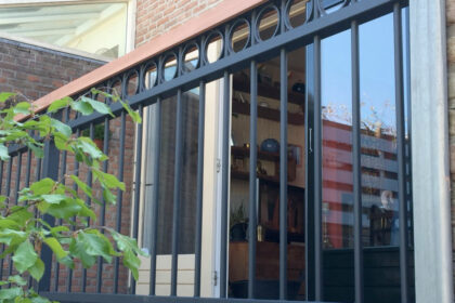 metalen balustrades met houten handregel