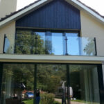 Glazen balkonhek op uitbouw