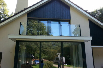 Glazen balkonhek op uitbouw