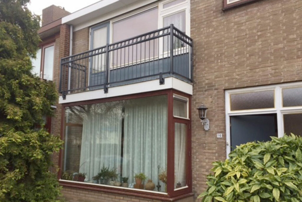 ijzeren balkonhek op erker