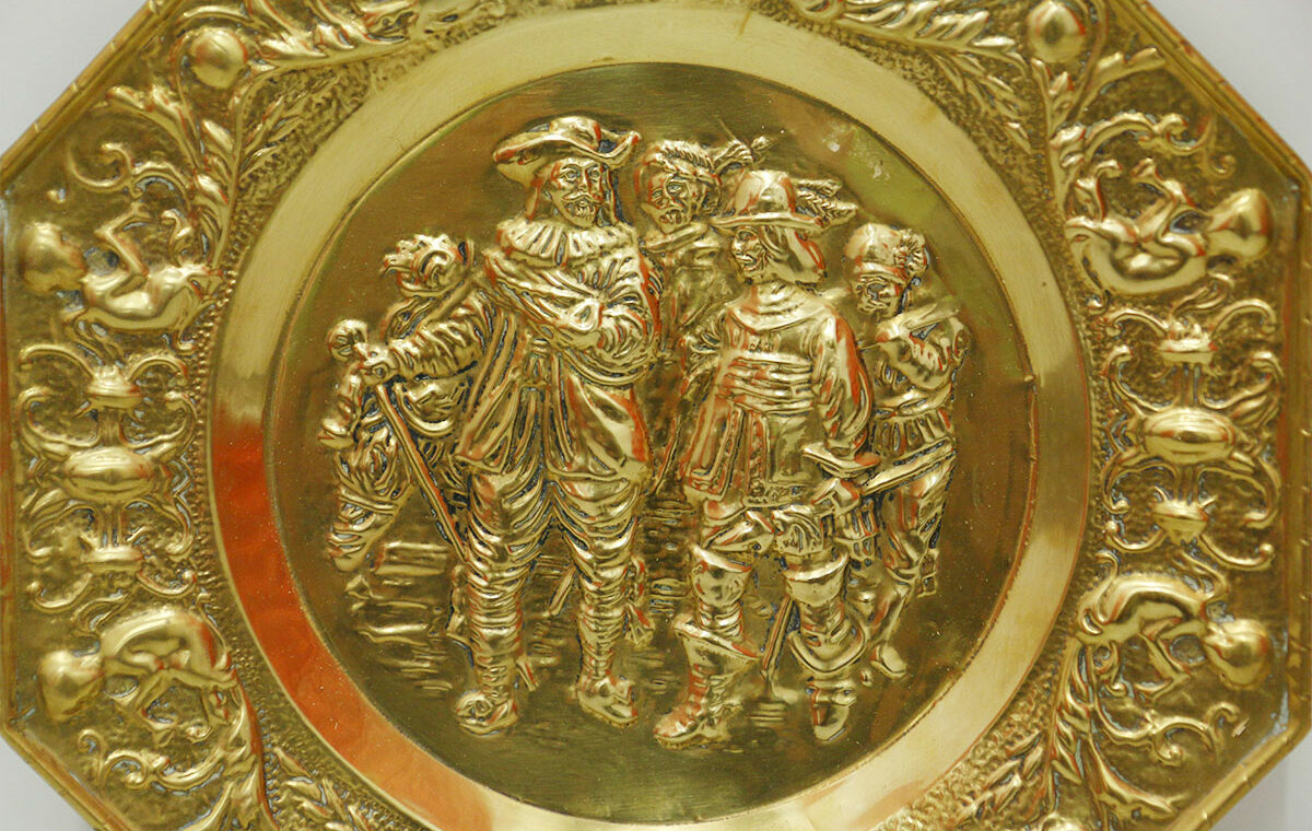 Koperen wandbordjes met taferelen