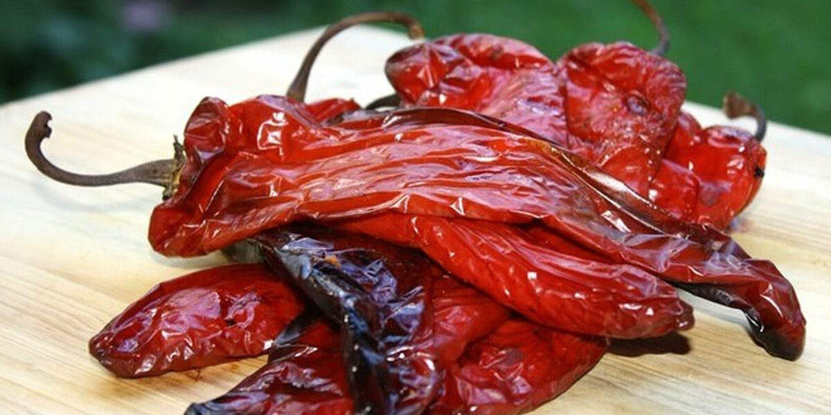 Gerookte peppers en paprika's uit de rookton