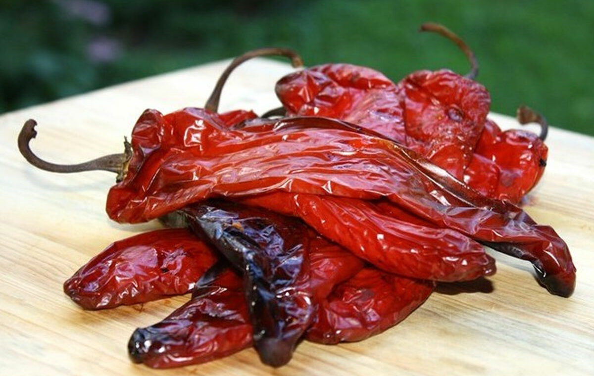 Gerookte peppers en paprika's uit de rookton