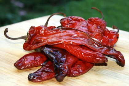Gerookte peppers en paprika's uit de rookton