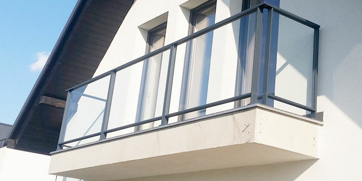 balustrade met glas op balkon