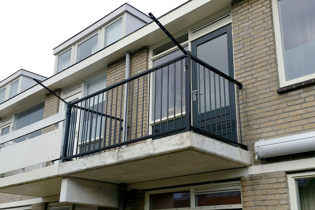 Wat is een ander woord voor balkonhekken?