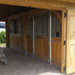 houten paardenboxen
