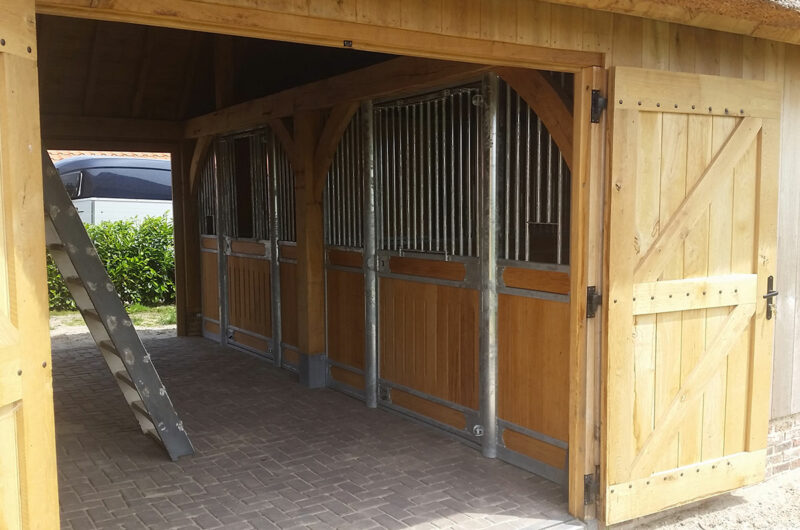 houten paardenboxen