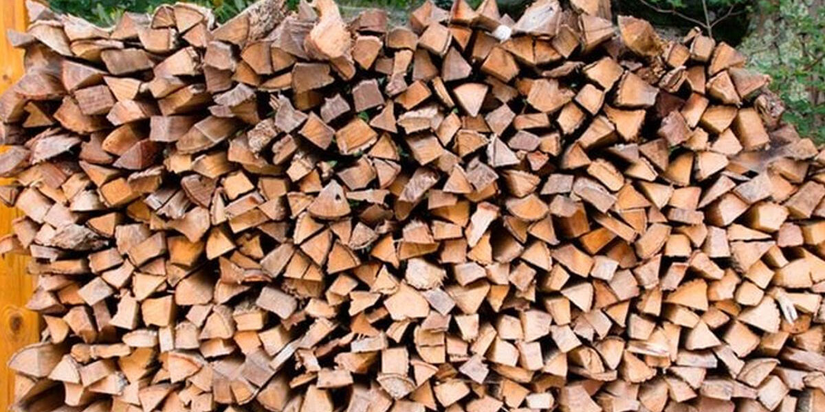 Haardhout stapelen in haardhoutberging