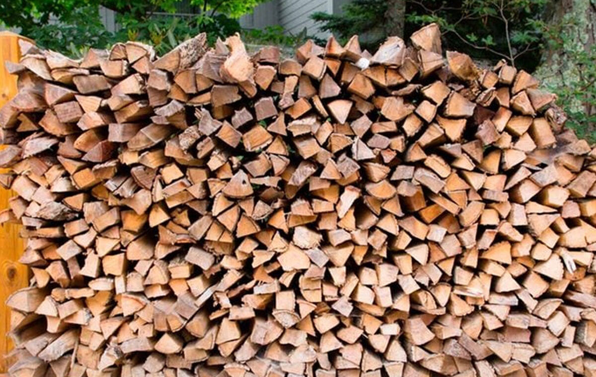 Haardhout stapelen in haardhoutberging