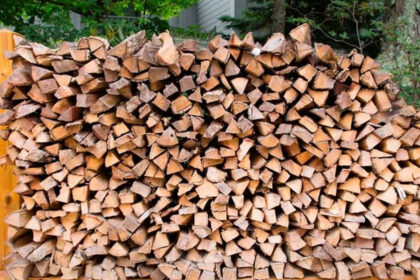 Haardhout stapelen in haardhoutberging