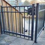 Sierhekwerk met poort