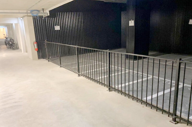 Stalen hek met spijlen