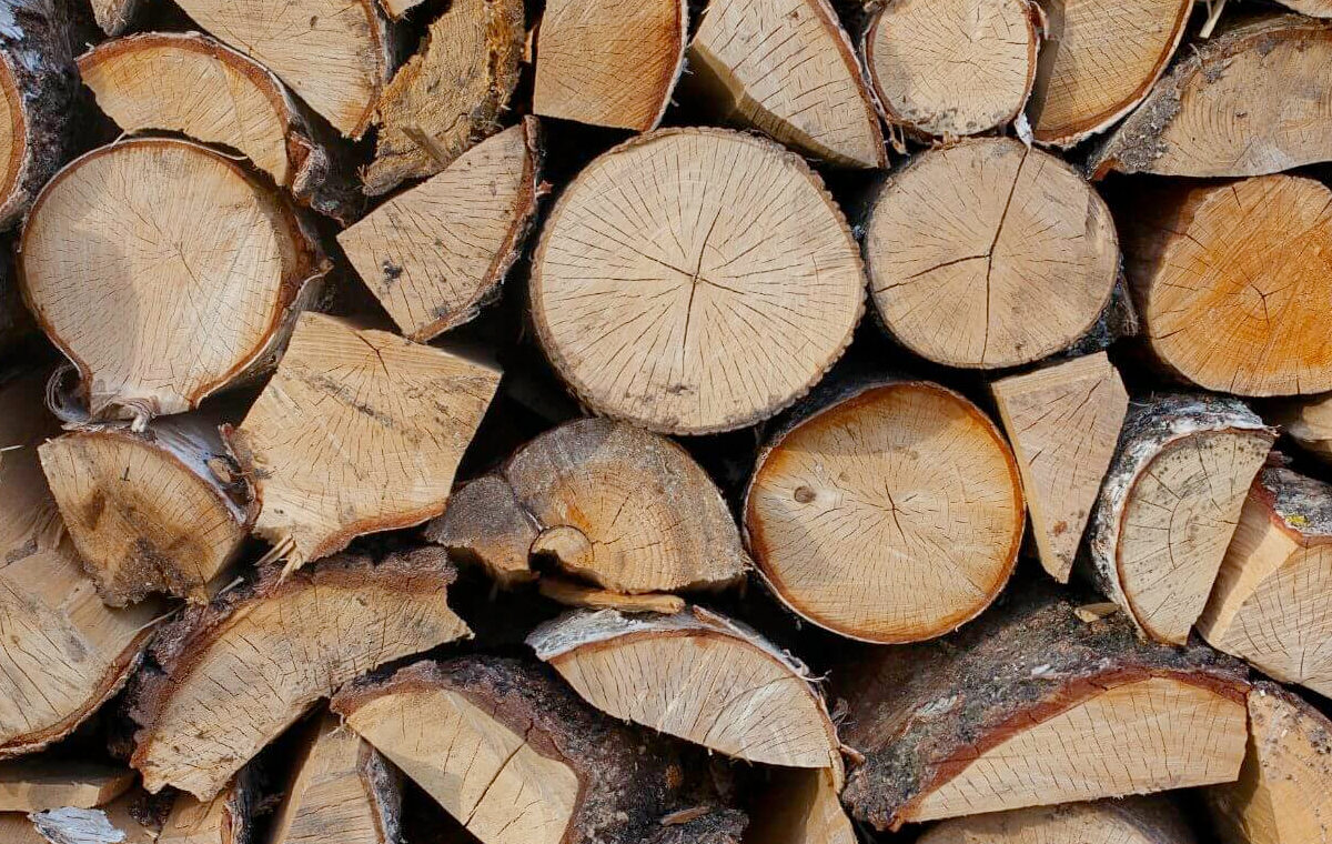 Hout stapelen in haardhoutopslag