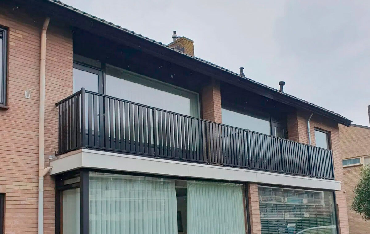 Aluminium hekwerk op erker