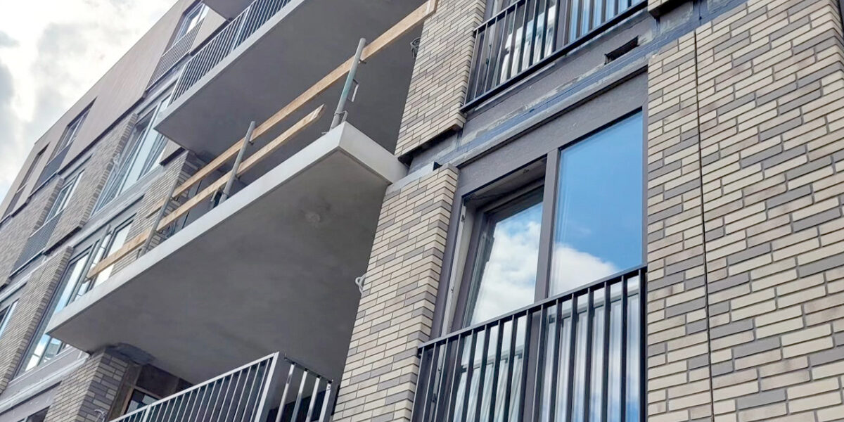 Frans balkonhek plaatsen