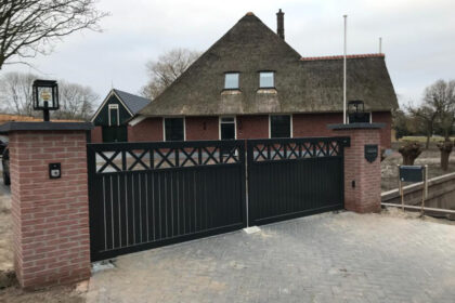 inrijpoort tussen poeren