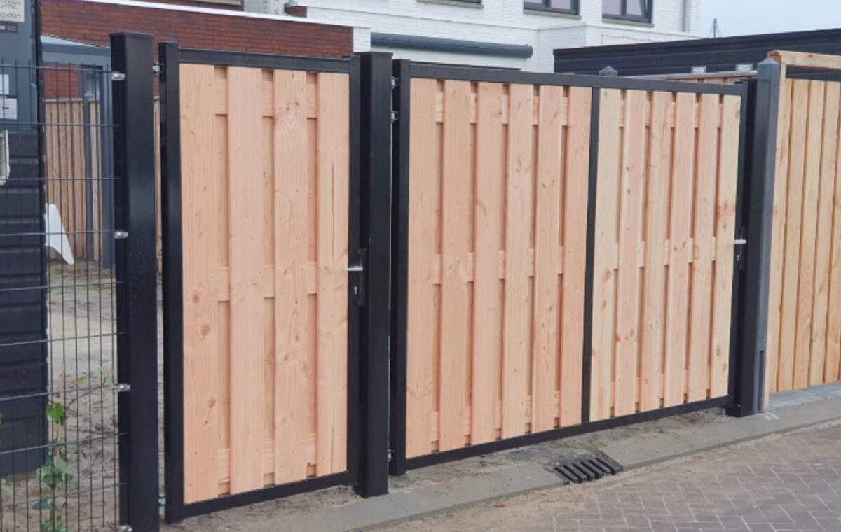 Stalen poorten met hout