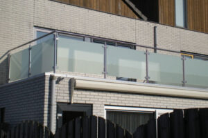 Glazen balustrade combineren met andere materialen