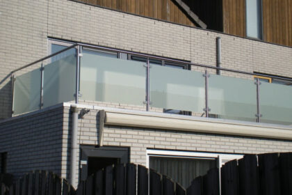 Glazen balustrade combineren met andere materialen