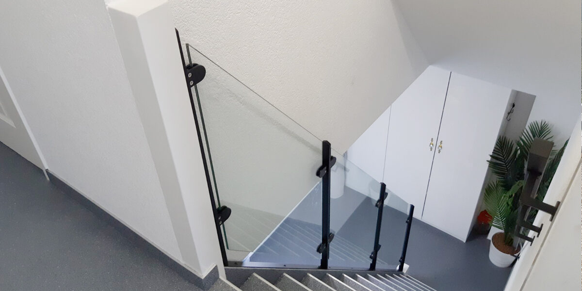 glazen balustrade onderhouden