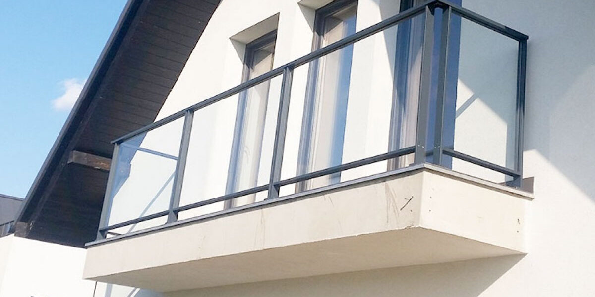 glazen balustrades en kinderen