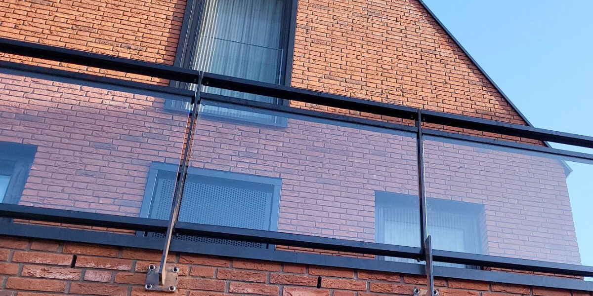 Glazen balustrade installeren