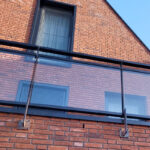 Glazen balustrade installeren