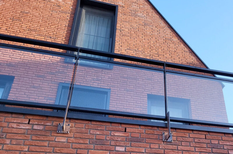 Glazen balustrade installeren