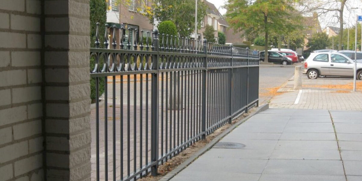 Het kiezen van het juiste materiaal voor een tuinhekwerk