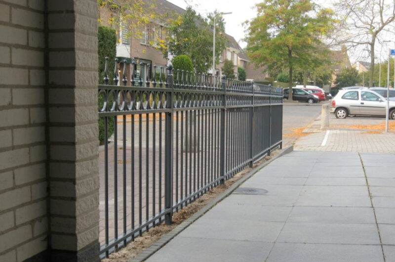 Het kiezen van het juiste materiaal voor een tuinhekwerk