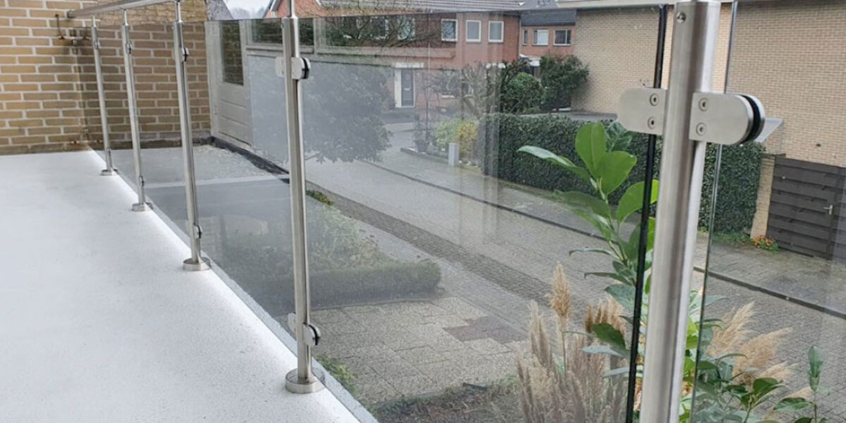 investeren in een glazen balustrade