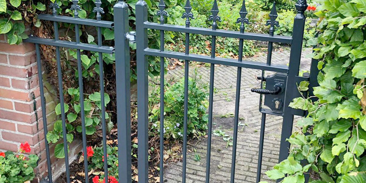 Omgeving stalen poort verfraaien