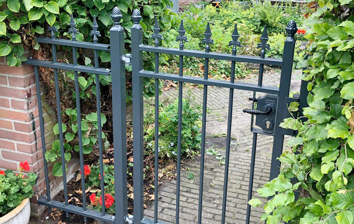 Omgeving stalen poort verfraaien