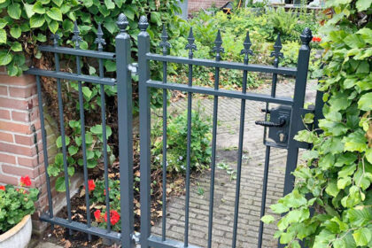 Omgeving stalen poort verfraaien