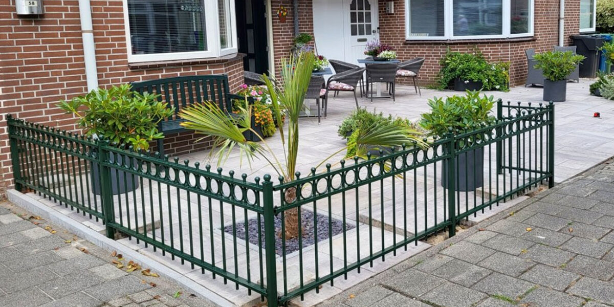 stalen tuinhekwerk en beplanting