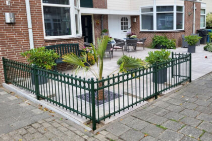 stalen tuinhekwerk en beplanting
