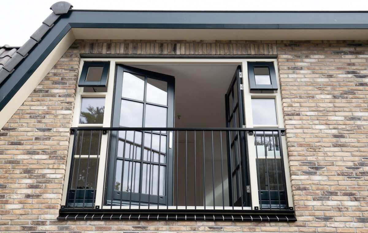 Frans balkonhek in de kleur zwart