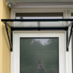 Stalen deurluifel boven voordeur laten plaatsen