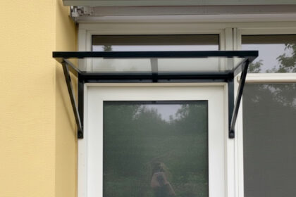 Stalen deurluifel boven voordeur laten plaatsen