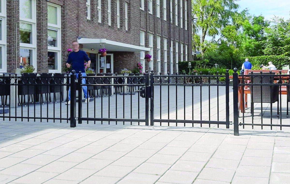 Stalen hekwerk met poorten
