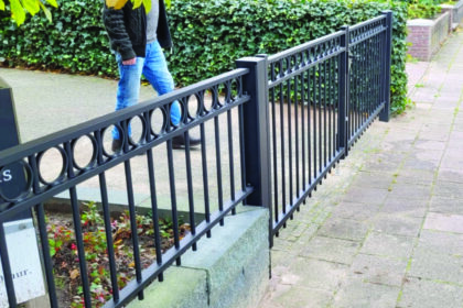 Stalen hekwerk met ringen