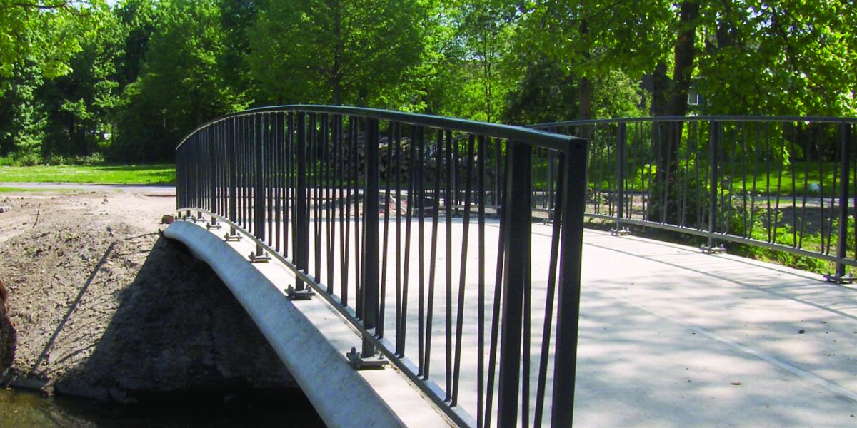 Stalen hekwerk voor een brug
