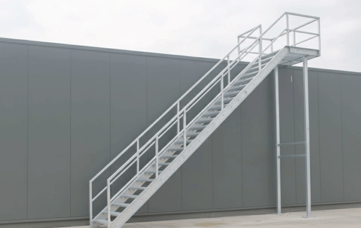 Stalen trap laten monteren